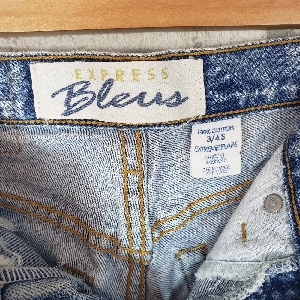 EXPRESS BLEUS Extreme Flare Jean Shorts Size 3/4 S